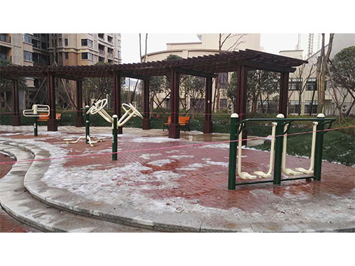 小區健身器材，兒童游樂設施，epdm橡膠地面，幼兒園桌椅，硅pu球場