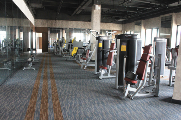 小區健身器材，兒童游樂設施，epdm橡膠地面，幼兒園桌椅，硅pu球場